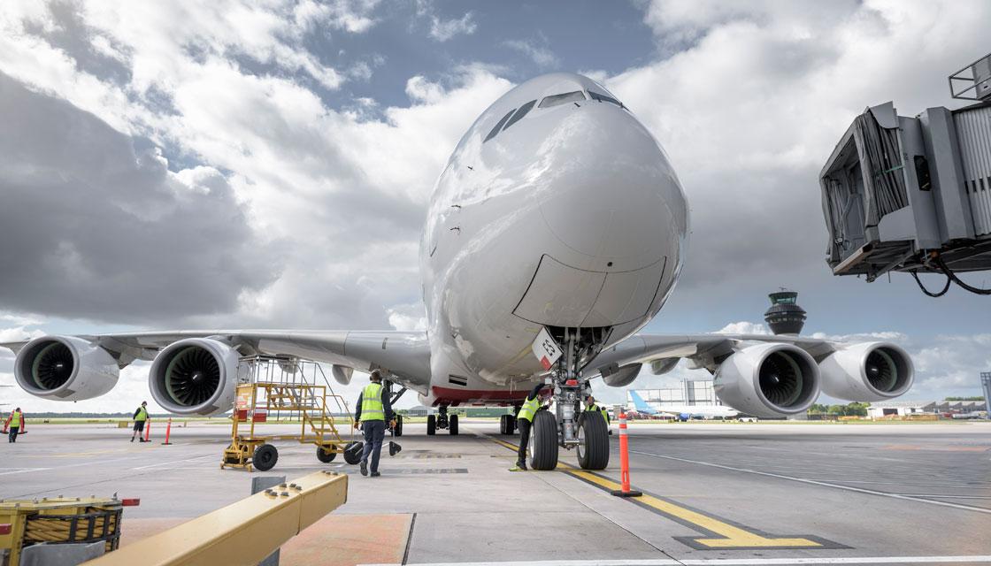 Aterizare de URGENȚĂ! Cea mai mare aeronavă din lume, pusă sub carantină după ce &icirc;n jur de 100 de persoane au acuzat simptome ciudate: &ldquo;Nu ar fi trebuit niciodată să li se permită să urce la bord&rdquo;