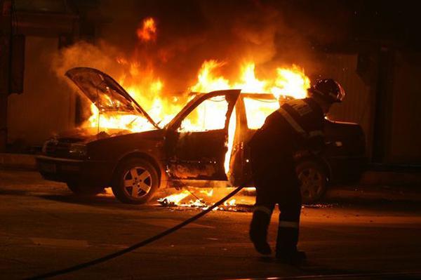 Scene ca-n filme! Din cauza problemelor &icirc;n cuplu, o t&acirc;nără din Botoșani a &icirc;ncercat să fugă din țară după ce a incendiat mașina și o parte din locuința iubitului