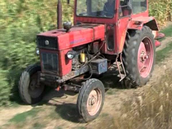 Filmul șocant al morții bărbatului prins &icirc;ntr-un utilaj agricol! Medicii n-au mai putut face nimic pentru el! Dezvăluirile anchetatorilor, TERIBILE