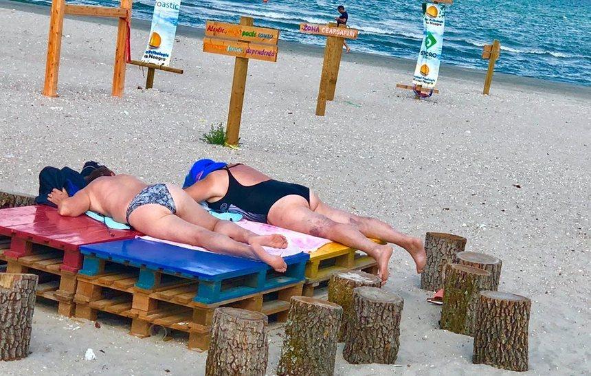Foto viral. Două turiste au făcut plajă pe masa de pictură şi olărit a copiilor cu nevoi speciale, &icirc;n Mamaia