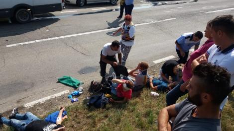 Microbuz implicat &icirc;ntr-un accident grav! Medicii au găsit victime zăc&acirc;nd pe asfalt! A intervenit elicopterul SMURD