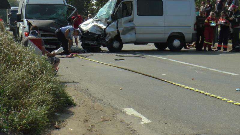 Microbuz implicat într-un accident grav! Medicii au găsit victime zăcând pe asfalt! A intervenit elicopterul SMURD