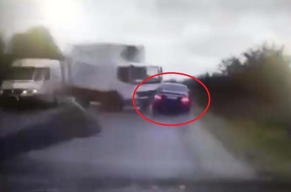 Imagini șocante! &Icirc;nregistrare video cu momentul &icirc;n care mașina președintelui Republicii Moldova este izbită de un TIR