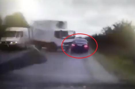 Imagini șocante! &Icirc;nregistrare video cu momentul &icirc;n care mașina președintelui Republicii Moldova este izbită de un TIR
