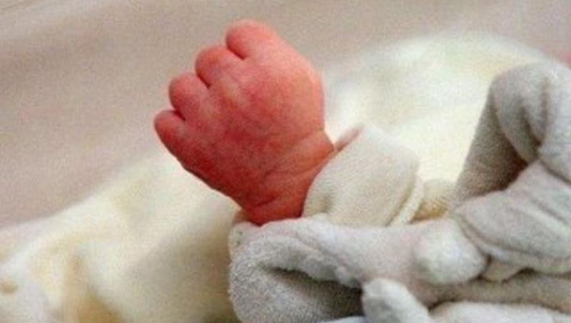 Înfiorător! O mamă de 19 ani și-a închis bebelușul de 8 luni în CONGELATOR: „Am văzut-o cum ținea un copilaș în mână!”