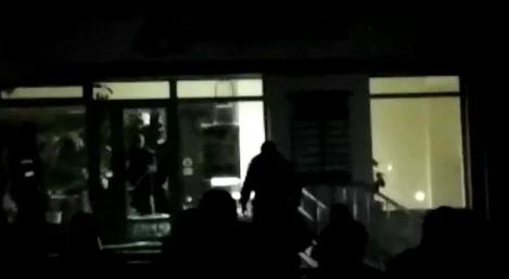 VIDEO / Un moldovean beat a vrut să spargă o bancă cu toporul. Ce s-a întâmplat după a fost surprins de camere