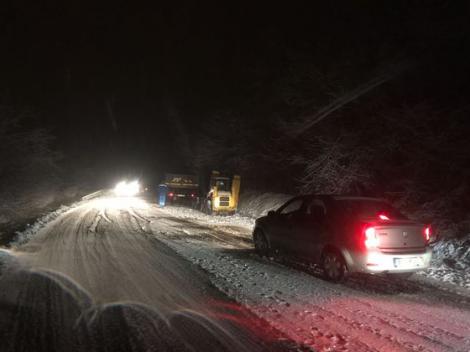 Ninsoarea abundentă face ravagii în țară! Autocar cu 40 de persoane, blocat ore în șir pe drum din cauza zăpezii