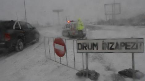 E prăpăd în toată România! Mai multe drumuri au fost închise din cauza ninsorilor. Vremea rea continuă