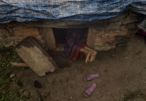Moarte teribilă în Nepal! O mamă și 2 copii au murit în chinuri  după ce au fost forțați să doarmă într-o colibă părăsită