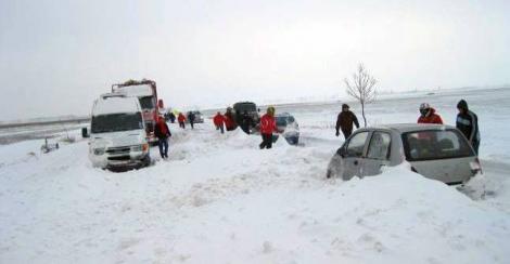 Imagini apocaliptice! Toată Moldova e îngropată în zăpadă: Se circulă cu șenilatele, după ce mașinile au fost înghițite de nămeți