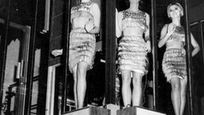 Imagini de colecție cu prima discotecă din lume. Dansatoarele erau închise în cuști și purtau fuste mini