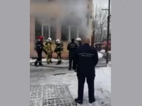 Breaking News! Incendiu la o școală din București în care se desfășurau cursuri - VIDEO