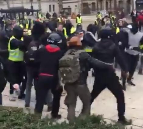 Noi scene de război în Franța! „Vestele galbene” și forțele de ordine, din nou la atac - VIDEO