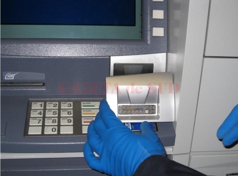 Panică &icirc;ntr-un bloc din Arad. Mai mulți hoți au aruncat &icirc;n aer un bancomat