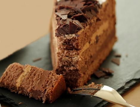 Tort cu cremă de cafea și cremă de ciocolată. O combinație de gusturi într-un tort reușit!
