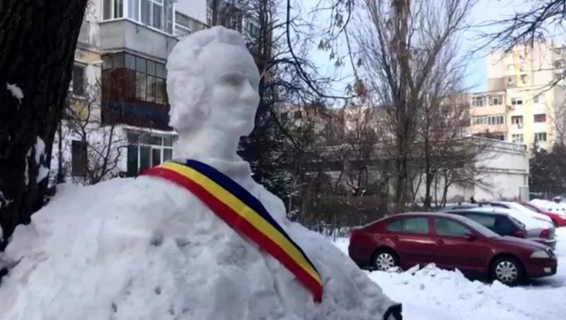 La împlinirea a 169 de ani de la nașterea marelui poet, un bătrân a sculptat în zăpadă bustul lui Mihai Eminescu!