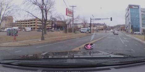 Video. Imagini de groază: o fetiță de doi ani "a zburat" dintr-o mașină într-o curbă și mama ei a continuat să conducă ca și când nu s-ar fi întâmplat nimic