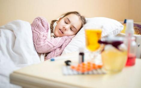 Pediatrii avertizează! La ce pericole ne expunem proprii copii atunci când îi tratăm cu leacuri băbești și antibiotice