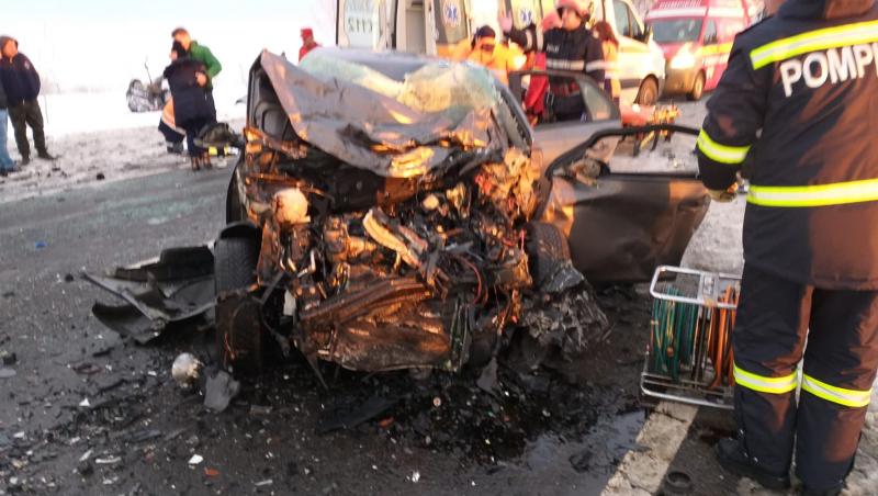 Imagini șocante! Impact violent între trei mașini: Un bărbat a fost strivit de asfalt. Cel puțin un mort în carnagiu