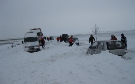 VIDEO! Până când mai ninge în România: Mașini înghițite de zăpadă, în Sibiu, din cauza viscolului. Oameni rămași blocați în autoturisme