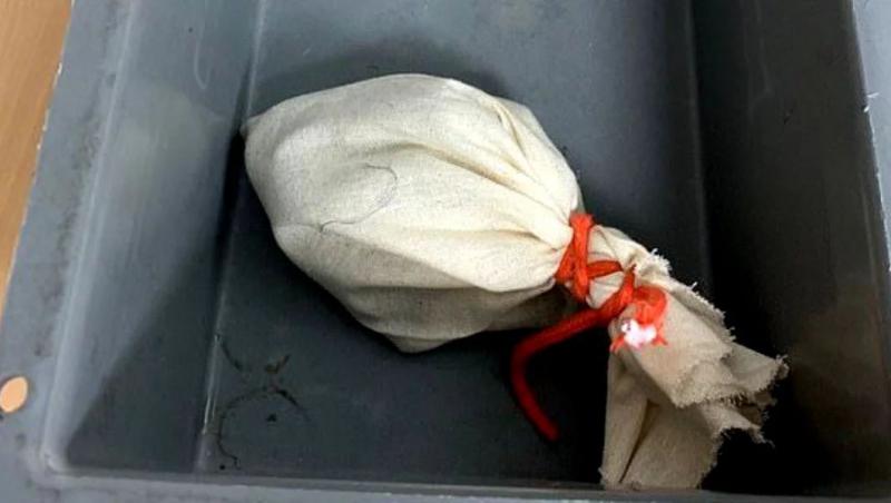 FOTO | Ți se face pielea de găină. Ce au găsit ofițerii de securitate de pe un aeroport din Berlin în pantalonii unui pasager