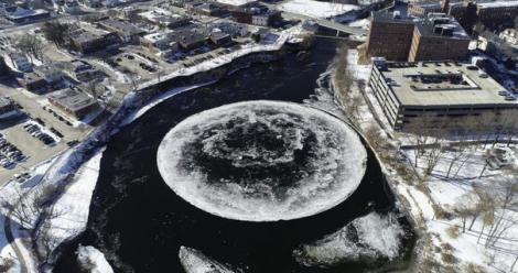 Imagini uluitoare! "OZN" apărut la suprafața unui râu înghețat: "Aici au aterizat extratereștrii!"
