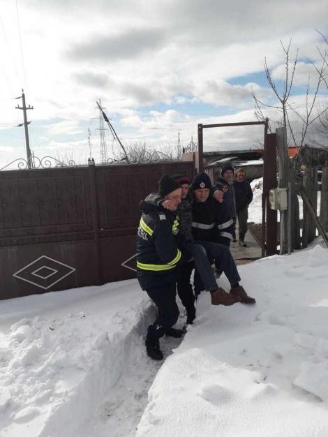 Putea muri în orice clipă! Pompierii au cărat pe brațe, prin zăpadă, aproape un kilometru, un bărbat care avea nevoie urgentă de medic