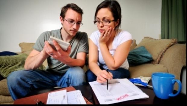 2.100 de lei. At&acirc;t crede statul rom&acirc;n că are nevoie, pe lună, o familie cu doi copii pentru a trăi rezonabil. Cum explică autoritățile suma