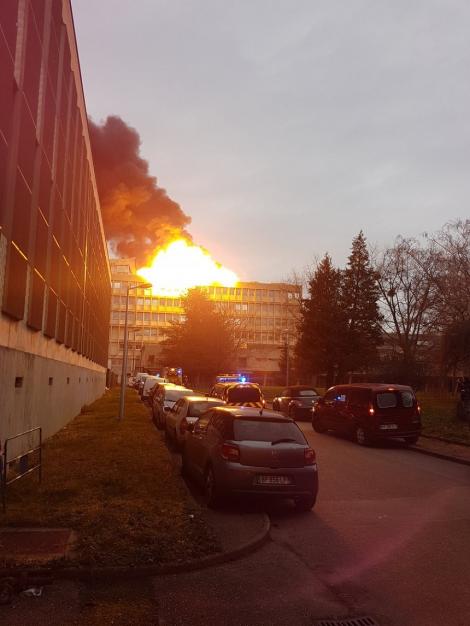 Breaking news! Explozii puternice la o Universitate din Franța. Flăcările au cuprins acoperișul: Primele imagini