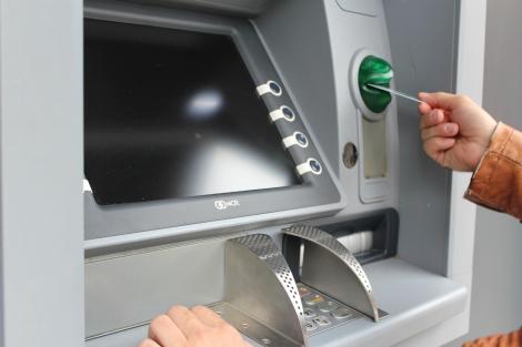 Atenție la bancomate! Unei femei i-au dispărut 12.000 de lei din cont