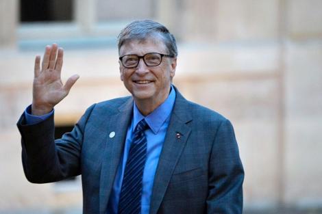 Bill Gates, surprins stând la coadă să-și cumpere burgeri. Cum au reacționat internauții