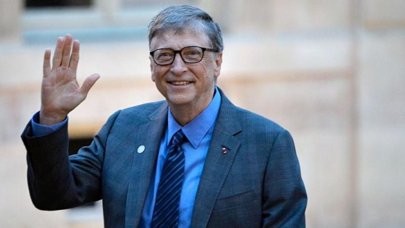 Bill Gates, surprins stând la coadă să-și cumpere burgeri. Cum au reacționat internauții