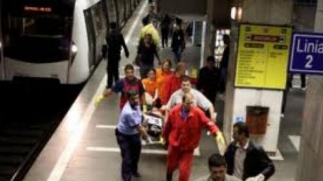 Tragedie la metrou la început de an! Un tânăr s-a aruncat în fața metroului încercând să își ia viața! Traficul este îngreunat