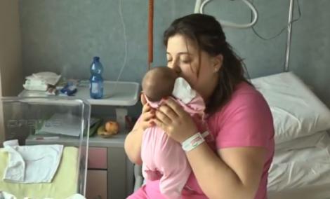 Primul nou-născut al anului 2019 din Italia este fetița unei familii de români! Ce nume au decis părinții să îi pună
