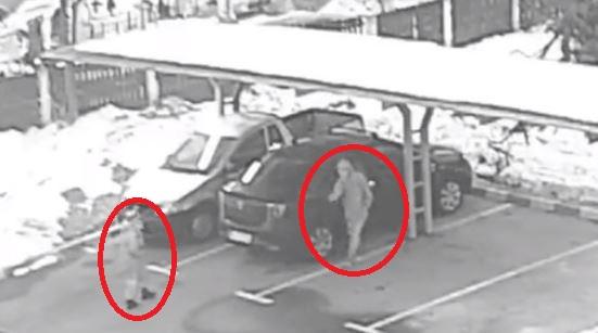 Răzbunare nebunească &icirc;ntr-o parcare din județul Gorj! Doi copii au vandalizat peste 40 de mașini &icirc;ntr-o parcare, pentru că nu au fost primiți cu colindul! Pagubele sunt uriașe