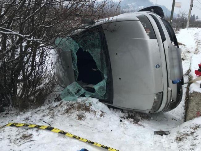 Accident teribil! O mașină s-a răsturnat și trei persoane au ajuns de urgență la spital (FOTO)