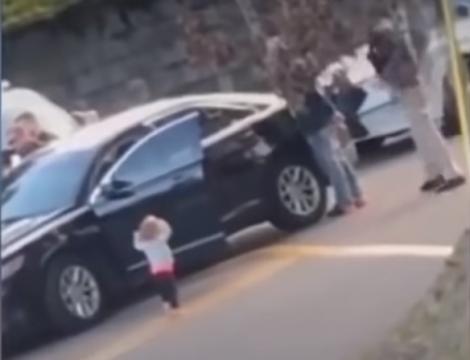 Imagini șocante! Îți vor da lacrimile! O fetiță de doi ani, filmată în timp ce se îndrepta cu mâinile sus către polițiști înarmați – VIDEO