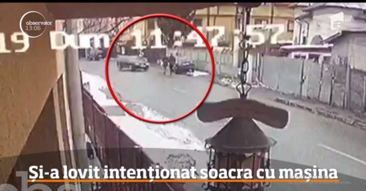 Scene șocante pe o stradă din Piteşti. Un șofer teribilist și-a lovit intenţionat soacra care mergea liniștită pe marginea drumului! Motivul este halucinant