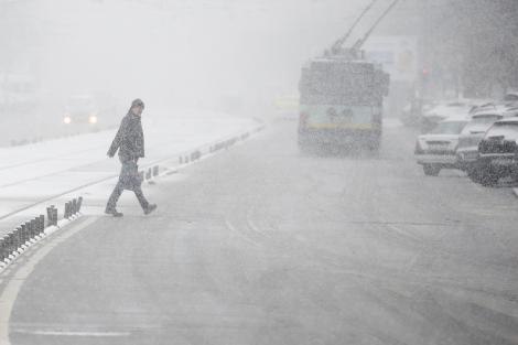 ANM Informare meteorologică de ninsori, vânt și polei până miercuri! Alertă specială în Municipiul București