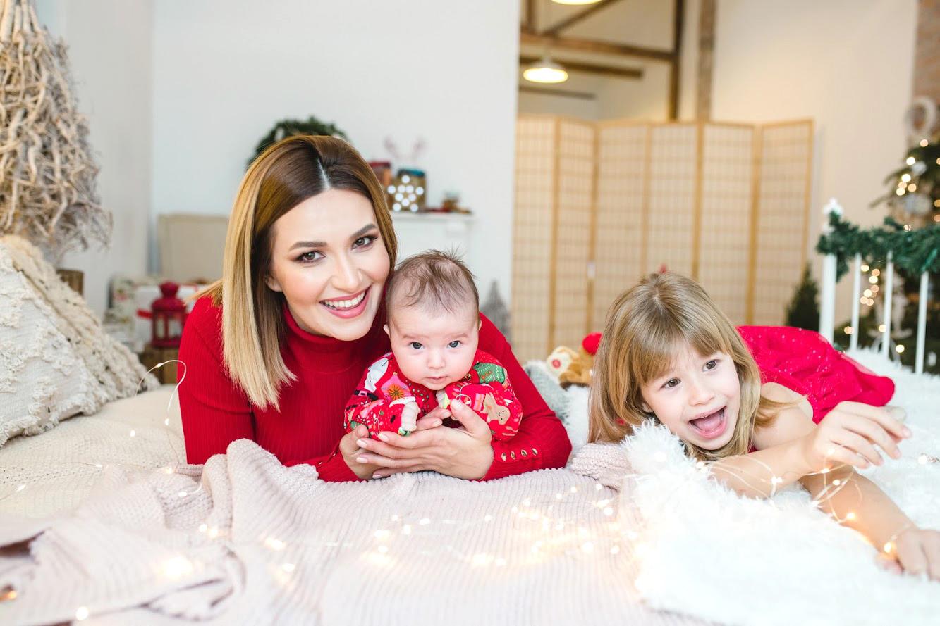 C&acirc;t de gros &icirc;mbrăcăm bebelușii iarna? Ela Crăciun &icirc;ți spune cum e corect!