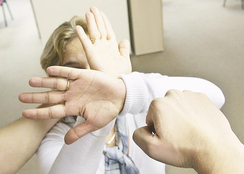 Bunică legată, bătută și jefuită! Imagini ȘOCANTE cu bătr&acirc;na lovită crunt de atacatori!