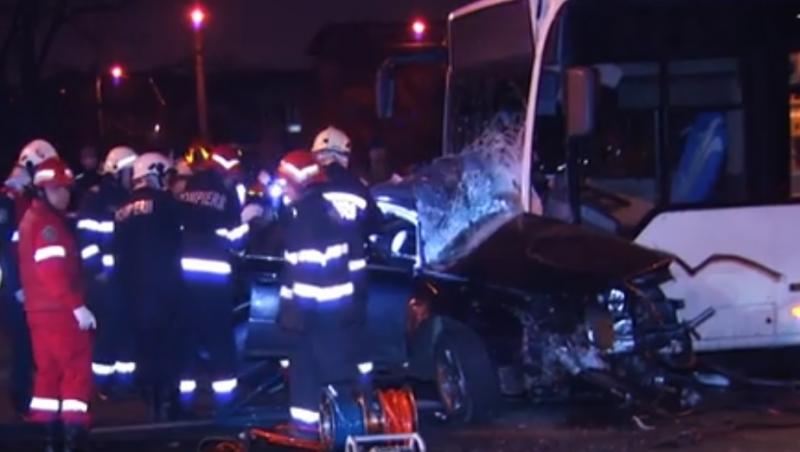 Accident grav în București! O mașină s-a ciocnit cu un autobuz. Două persoane au murit pe loc. Atenţie, imagini tulburătoare! - FOTO, VIDEO