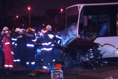 Accident grav în București! O mașină s-a ciocnit cu un autobuz. Două persoane au murit pe loc. Atenţie, imagini tulburătoare! - FOTO, VIDEO