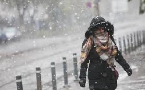 ANM atenționare meteo de ninsori și polei în România. Când se încălzește vremea