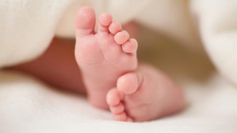 Bebeluși modificați genetic! Un medic este acuzat că s-a jucat de-a Dumnezeu! Ce a făcut copiilor