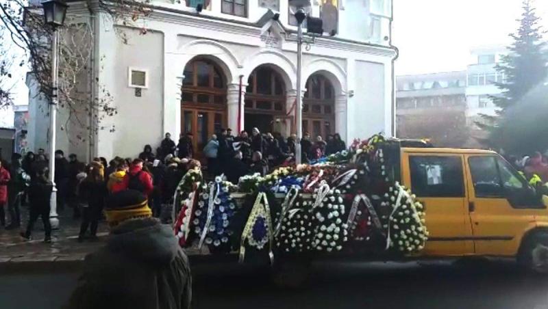 Lacrimi și suferință la înmormântarea celor doi elevi din Tulcea omorâți cu bestialitate de un șofer beat. Sute de persoane i-au condus astăzi pe ultimul drum