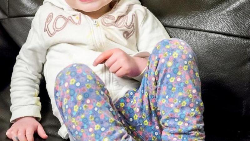 Părinții au descoperit că fetița lor de 2 ani are cancer după ce au fotografiat-o într-o ipostază extrem de gingașă! Care a fost semnul care le-a dat de gândit