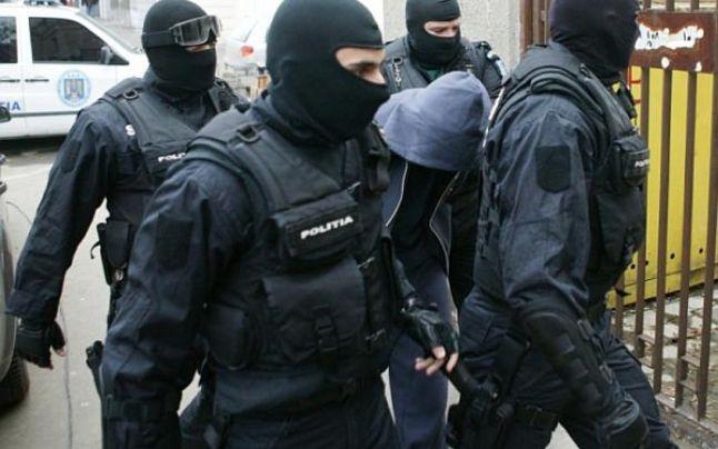 Șapte tineri din Teleorman și Galați, reținuți pentru fraude informațice de peste 470.000 de dolari! Cum acționau&nbsp;