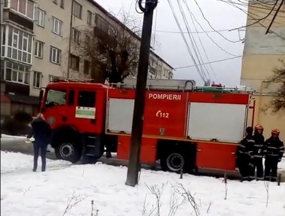 Explozie puternică &icirc;ntr-un apartament din C&acirc;mpulung! Un bărbat a suferit arsuri pe față