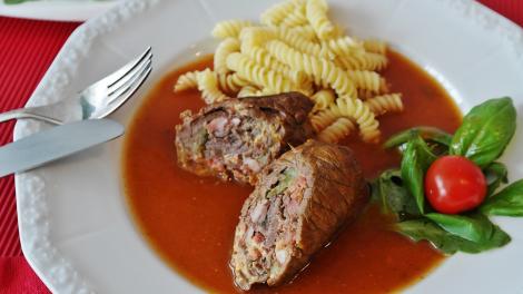 Ruladă din carne de porc cu legume, în sos de roșii